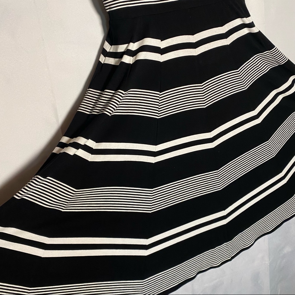 WHITE HOUSE BLACK MARKET DRESS 2 Ways  Size 6 - Picture 7 of 9